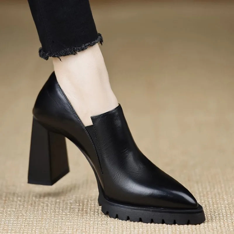 Black leather pointed toe pump, close side view